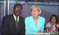 Albert KONAN-KOFFI en compagnie de Madame PEGGY KERRY (qui soutient notre action), soeur du candidat à la présidence des Etats-Unis, JOHN KERRY.