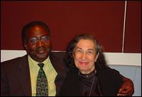 Albert Konan-Koffi avec Madame SHERLEY, une grande Dame de Paix  qui soutient les Communes des Nations pour la Paix. 
